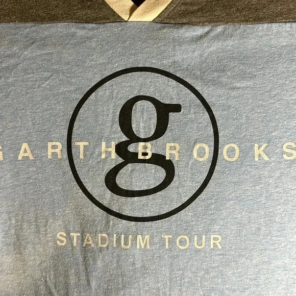 GARTH BROOKS ‼️OFFICIAL MERCH‼️ v-neck blue short sleeve t-shirt concert tour M - Picture 3 of 8